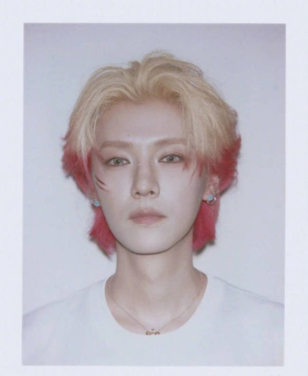 四川炒股配資 鹿晗“撕拉片”來了！一頭紅發(fā)帥得太權(quán)威